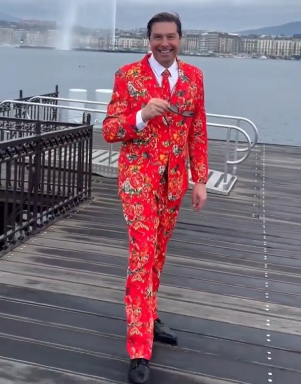 天顺娱乐登录:日内瓦旅游局长身穿东北大花拜年