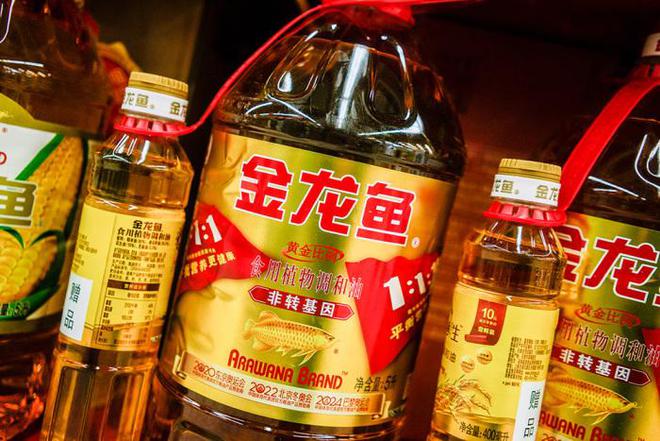 天顺娱乐官方:混装油罐车曾停靠中粮和金龙鱼的工厂,金龙鱼还在旁边生产预制菜