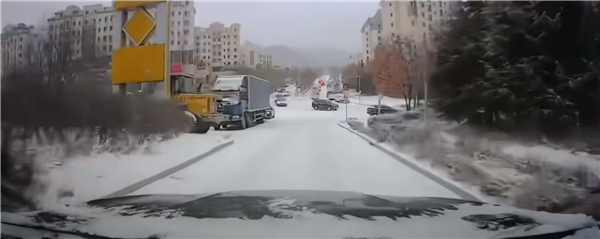 天顺娱乐登录：一司机在冰面上完全刹不住车的情况下  愣是一分钱没花