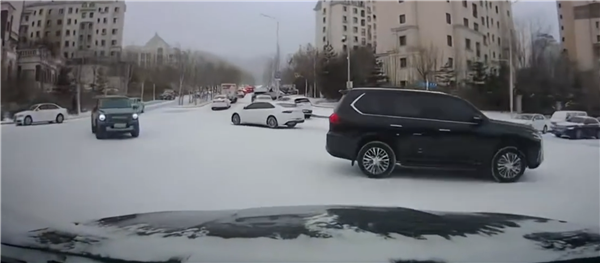 天顺娱乐登录：一司机在冰面上完全刹不住车的情况下  愣是一分钱没花