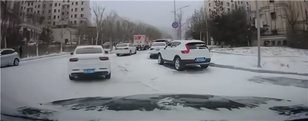 天顺娱乐登录：一司机在冰面上完全刹不住车的情况下  愣是一分钱没花